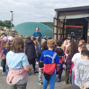 Erneuerbare Energie aus der Region: 3. und 4. Jahrgangsstufen besuchen Biogasanlage