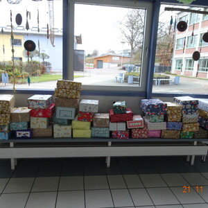 Kinder helfen Kindern an Weihnachten