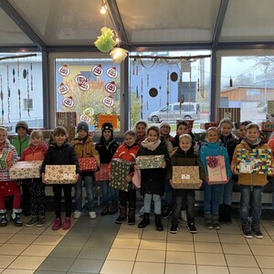 Großartige Unterstützung für den Weihnachtspäckchenkonvoi: Über 200 Päckchen für Kinder in Not gesammelt